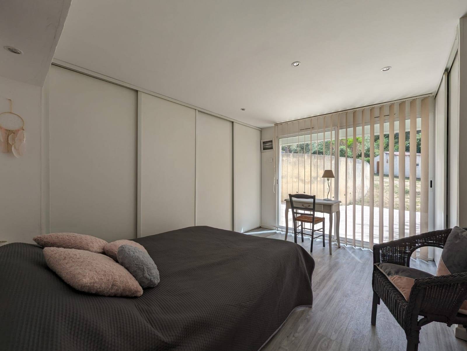 5 CHAMBRES ET 1 BUREAU