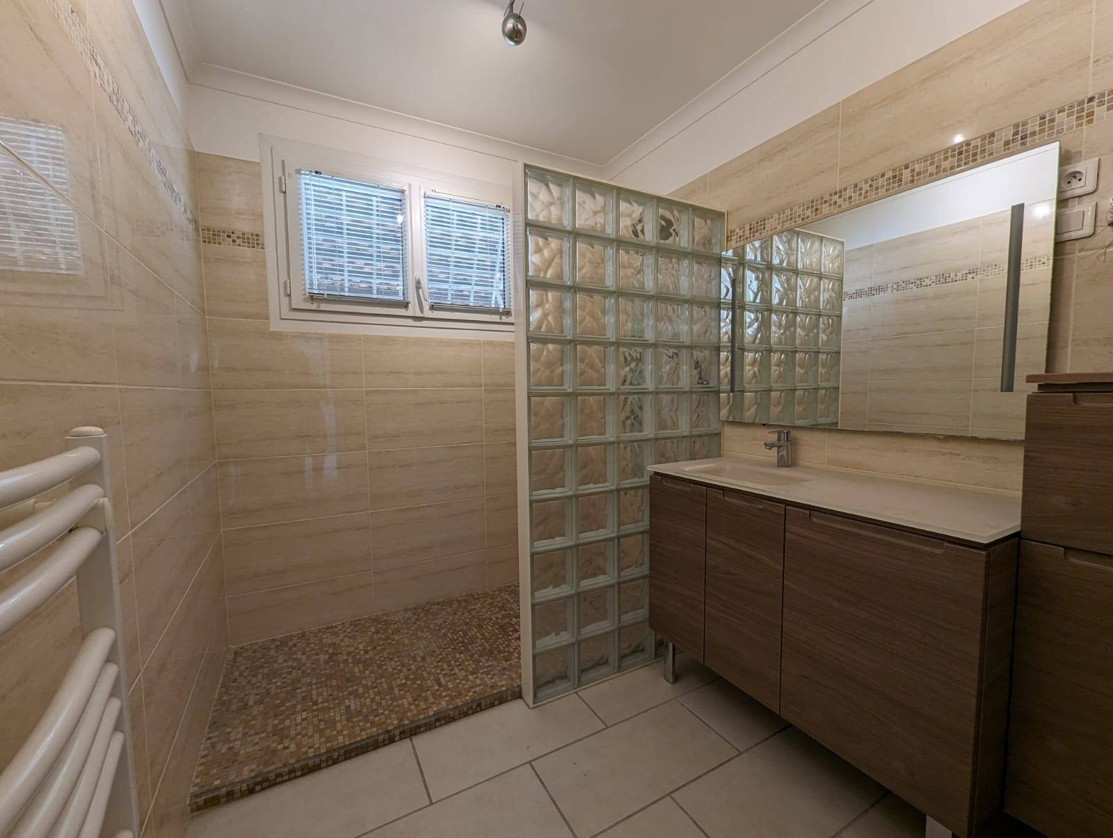 SALLE D EAU AVEC FENETRE