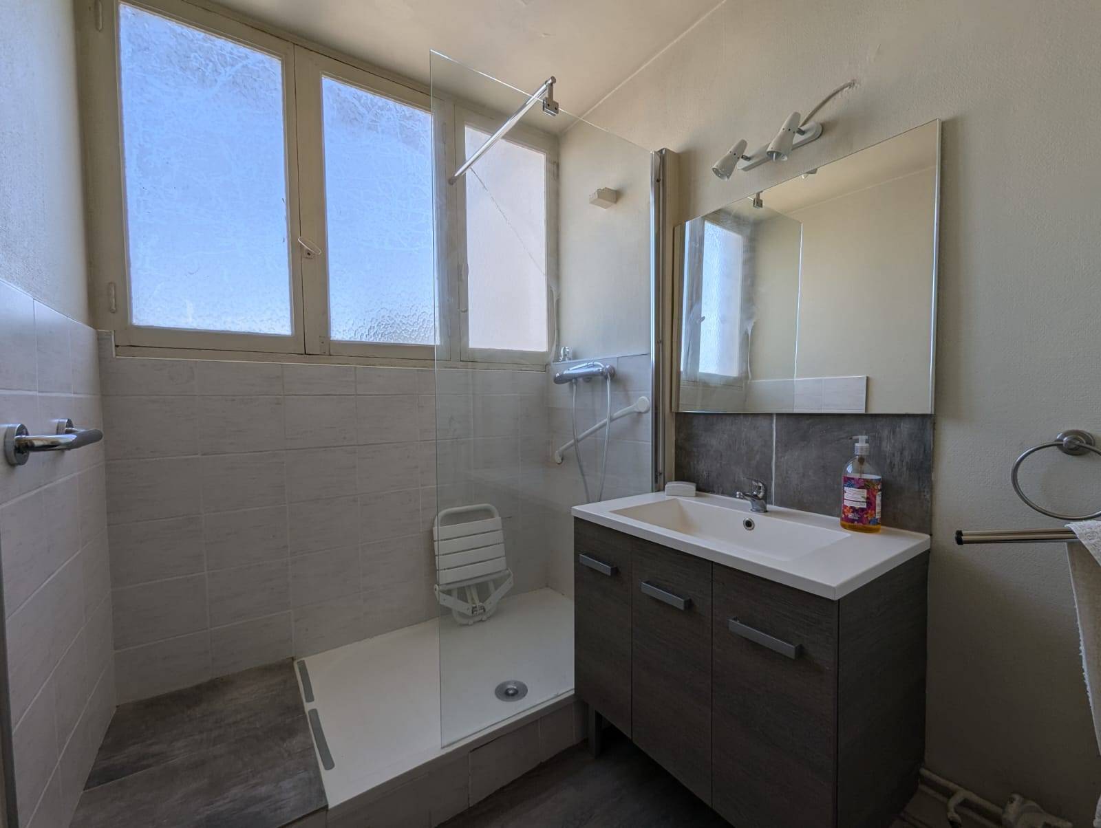 Salle d'eau récente avec fenêtre