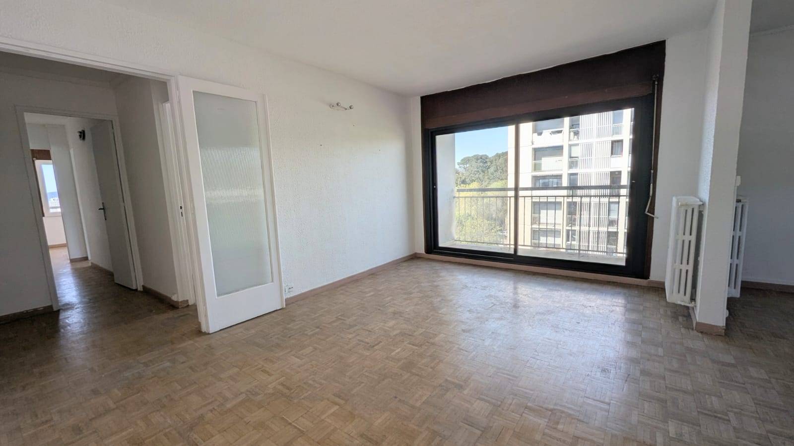 salon avec balcon couvert