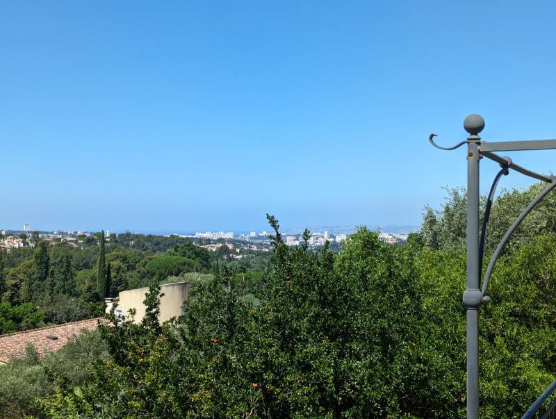 Vue dégagée, au loin la mer