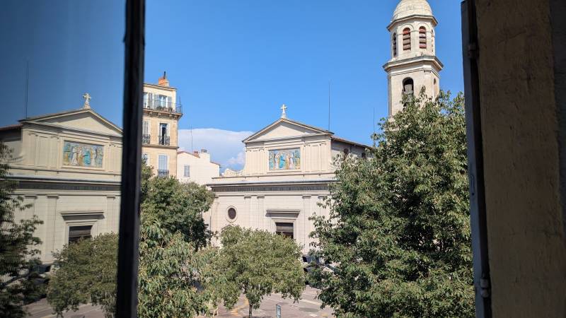 vue dégagée sur la Place Notre Dame du Mont 13006