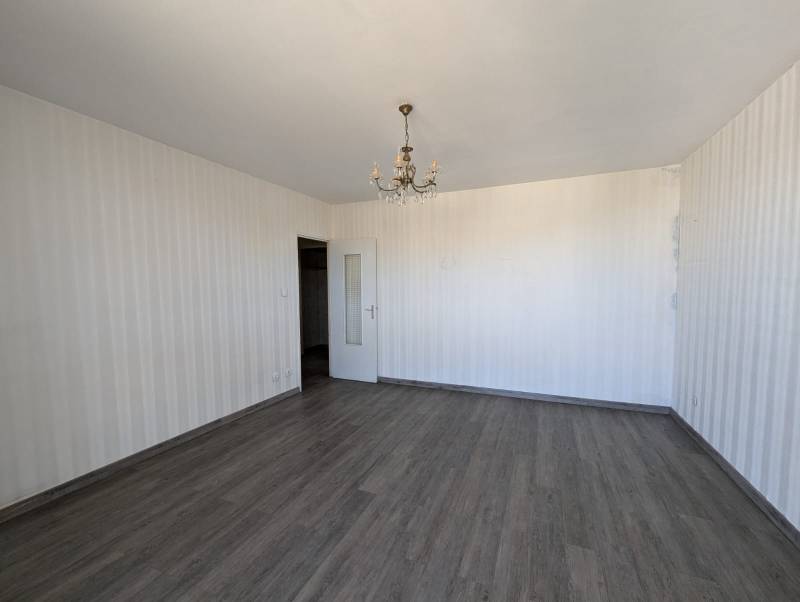 A vendre APPARTEMENT 4 PIECES cave, stationnement privatif à Marseille